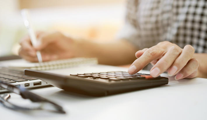 Government offers doctors in England below-inflation pay award