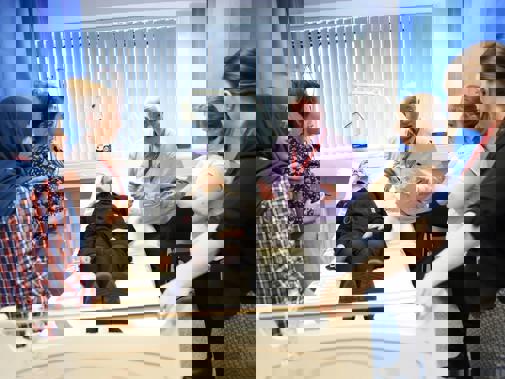 Consultant teaching medical students