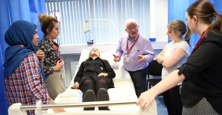 Consultant teaching medical students