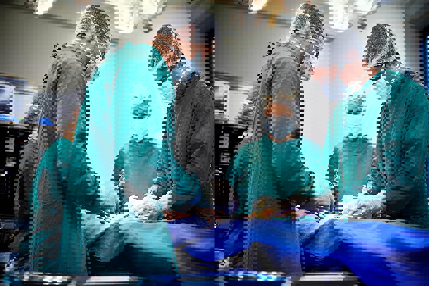 Surgeons operating 28814 8