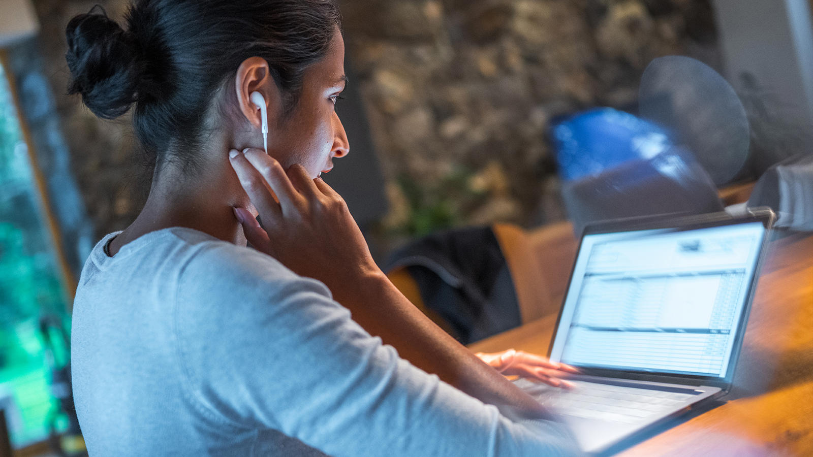 IMG Doctor Woman On Laptop From Behind 16 X 9